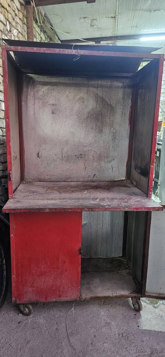 السلام عليكم شباب عندي كشك مال چاي او يستخدم الئ اي شي الارتفاع مترتين والعرض متره وربع السعر عل رقمي *********** واني خادمكم
