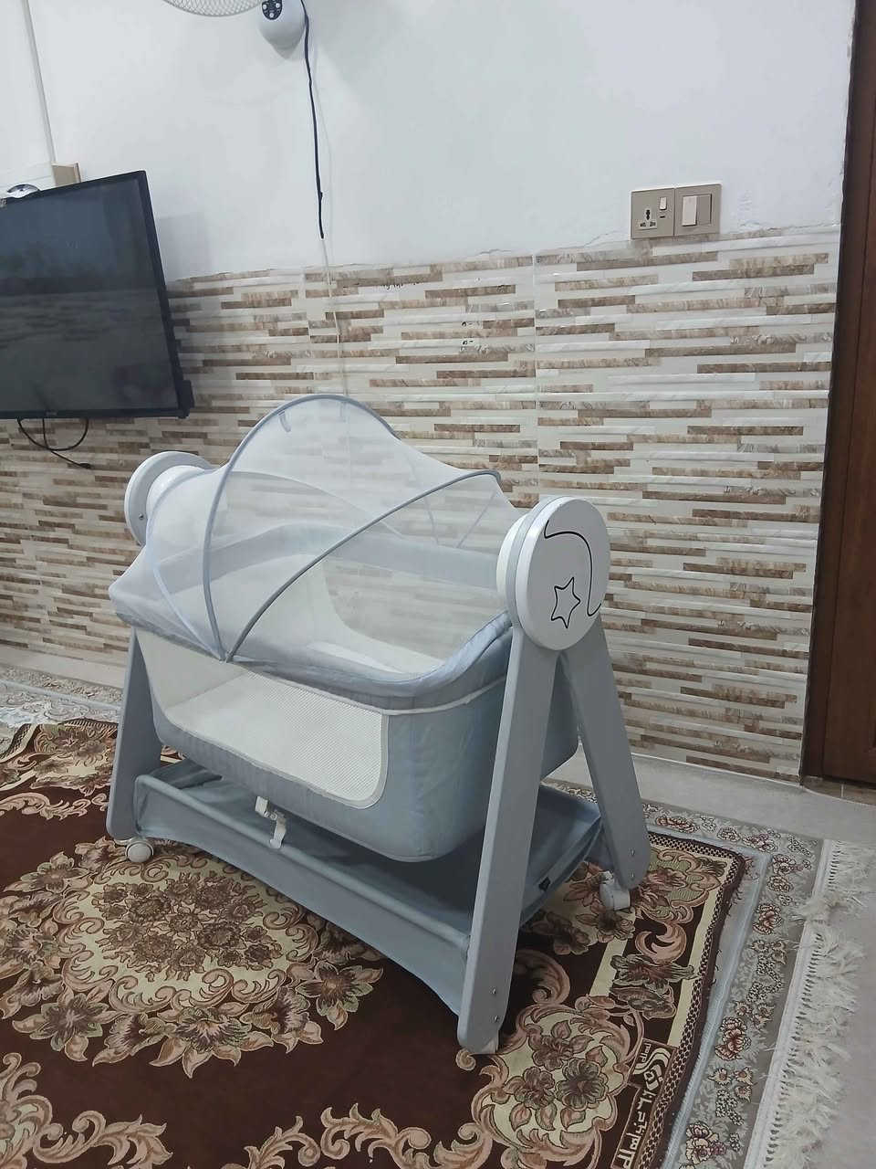 جۆلانێی خەوی مناڵ تەختەیە و زۆر تۆکمەیە ، ڕائەژەندرێ و سابتیش ئەکرێت ، دۆشەکی خۆی تیایە و پەردە مێشولەی پێوەیە و ژێری پێوەیە بۆشت هەڵگرتن 
زۆر کەشخە و قایم و تۆکمەیە 
سعریشی زۆر گونجاوە قفڵی 35 هەزارە
سلێمانی ، گەیاندن هەیە*********** السليمانية, العراق
