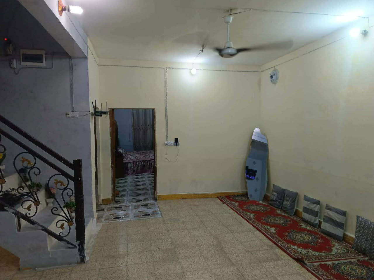 بيت 200 متر في حي الامين عمود 621سند 25 يبعد عن الشارع 75 متر  اول بيت من شارع السنيه لحي الامين بناء بلوك المنطقة كاملة الخدمات من تبليط ومجاري وارصفه وخط النت ضوئي
يحتوي على غرفتين وصاله ومطبخ واستقبال وصحيات بيتونه واستاره بيت كامل نظيف جداً
السعر 70 وبيه مجال 
واتساب ***********
