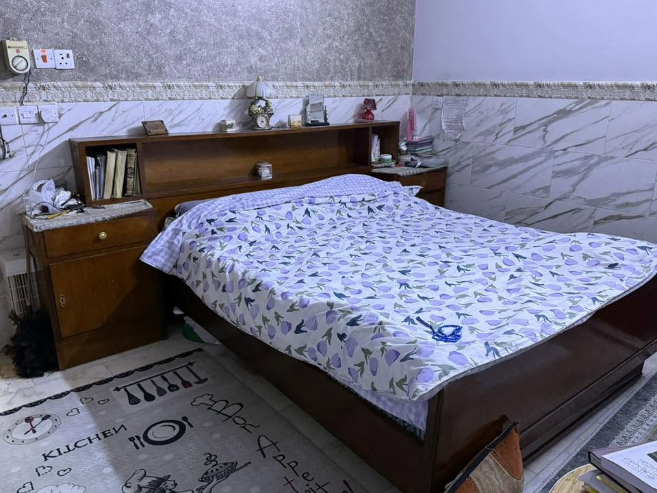 غرفة نوم كاملة خشب صاج اصلي نظيف للبيع يحتوي على سرير نفرين مع كومدي عدد ٢ خاصه بلسرير وكنتور وملحق اضافي ٥ ابواب وبالاضافة الى ميز تواليت وتعلاكة وكومدي خاص بالاحذية 
للاستفسار 
***********
