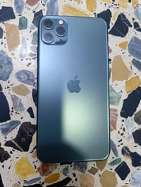 ايفون 11 برو ماكس ذاكره 256 ماستر كارتونه مع شاحنه جهاز كلش نضيف فقط ا...