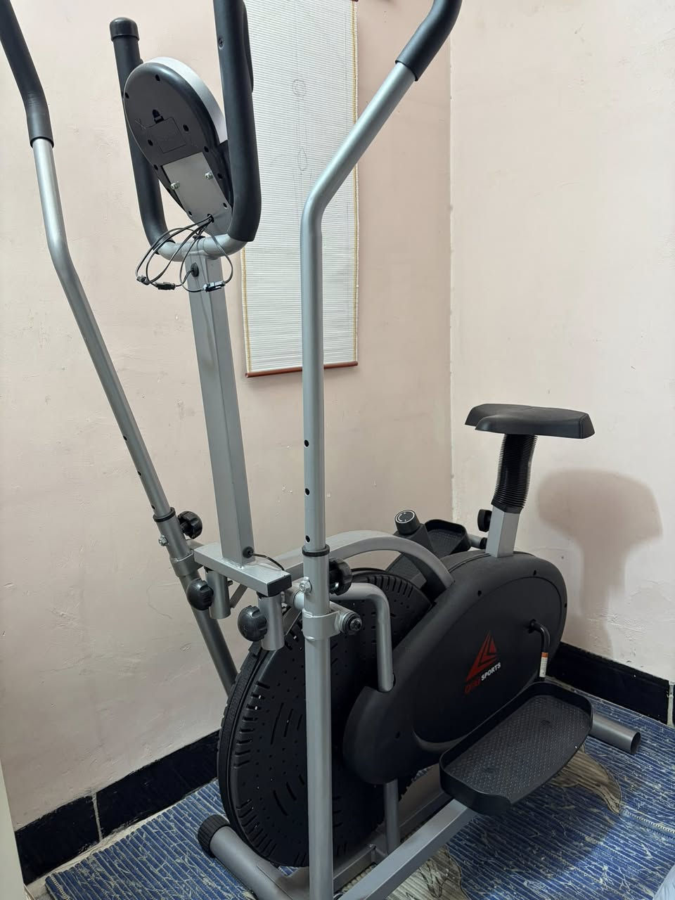 جهاز رياضي منزلي 
مستخدم قليل جدا
 قدره ١٢٠ كيلو مع قرص لف خصر 
شاشه لمعرفه الوقت و مسافه و سعرات الحرارية 
عتله تخفيف و زياده الشده  

تكدر تستخدمه انت واقف مع اذرع المتحركه ك اوربت 
او انت وجالس مع اذرع ثابته ع بايسكل

السعر ١٥٠ الف
العنوان بغداد -  ***********
