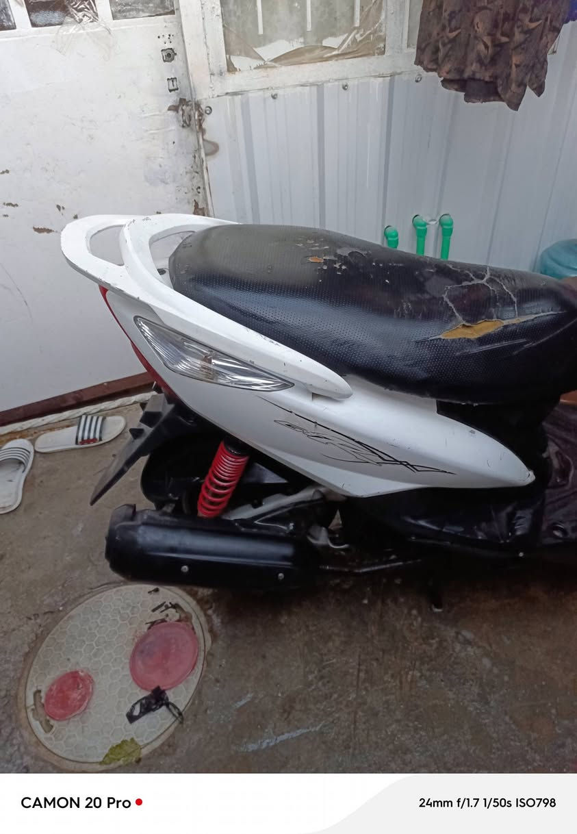 سلام عليكم دراجة ماكس  ثعلب للبيع او مراوس دراجة مكينة خرسة كهربائيات كلهة شغاله نكرة سلف كفرات كلهة مختمة المكان دورة الميكانيك هاذة *********** وابي وتساب رقم اذا مقفل وتساب موجود  سعرة 450 وبيهة مجال
