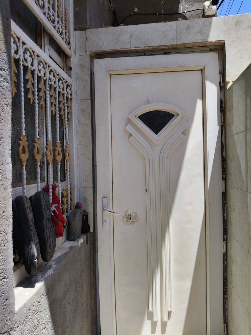يوجد لدينا دار سكن للبيع حي الشهداء قرب جامعة العين ١٠٠م امامي طابق واحد بناء حديث مسلح غرفه نوم واحده وصاله ومطبخ وديوانيه وطارمه وصحيات داخليه وخارجيه السعر ١٤٠مليون للاستفسار ***********
