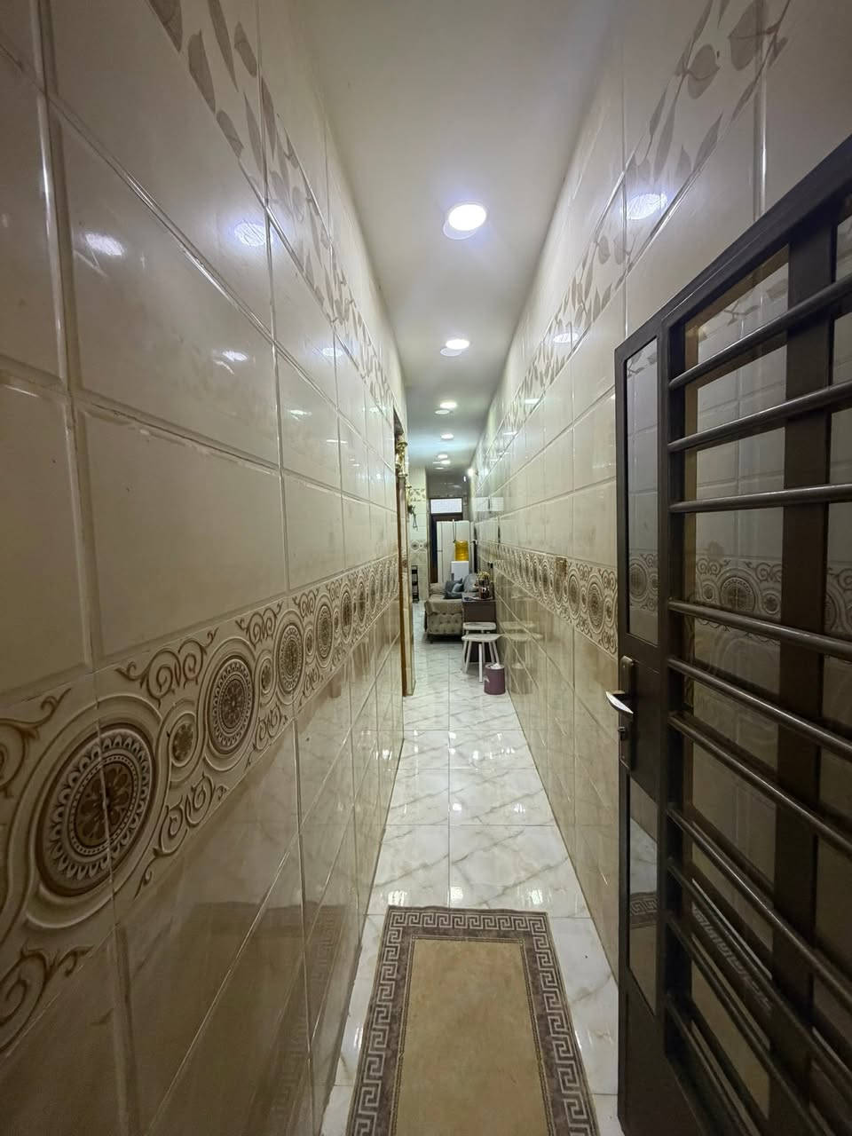السلام عليكم
للبيع 100 متر طابو صرف واجهة 5 نزال 20 
طابقين بناء حديث نظيف جدا يحتوي على 
كراج يتسع 3 سيارات ، صالة ، مطبخ ، مناور
صحيات 2 ، غرف نوم 3 ، بيتونة ، سطحين
موقع هادئ جدا بغداد منطقة الري 
قرب شارع قطر الندى اضافة الى تشجير 
ملاصق للدار 100 متر على شارع 20 متر
للاستفسار الاتصال على الرقم و متوفر واتساب
***********
