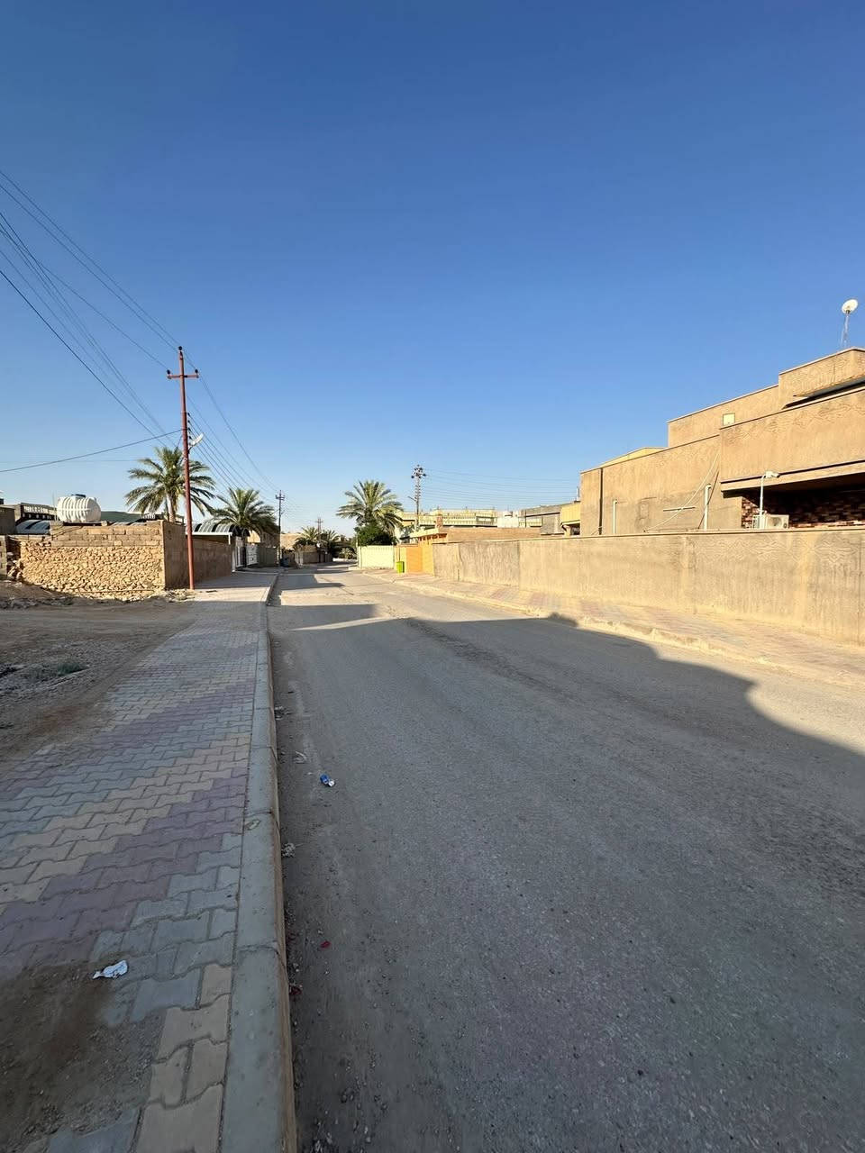 دار للبيع - حديثة منطقة السراي وادي الخمسة قرب مسجد السنة
يتكون الدار من طابقين 

 الطابق الأول
 ديوانية
- هول 
غرف نوم عدد  2
ممر داخلي
مطبخ + مخزن
حمامات داخلية وخارجية

الطابق الثاني 
غرف عدد 2 
مخزن سندويش 

بناء الطابق الأول حجر
بناء الطابق الثاني بلوك كبس

يحتوي على تأسيس منظومة كاميرات

ملاحظة
يتم بيع اثاث مع البيت 
سبالت عدد 7 
كيزر 
كاونتر قطعتين المنيوم 
سنك

جنس العقار طابو صرف - تنازل مباشر
المساحة الكلية 470 م

للاستفسار الاتصال على الرقم ***********
