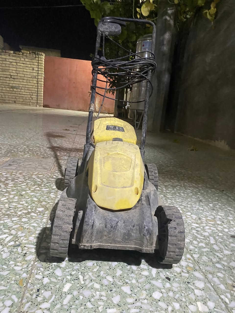 السلام عليكم مكينه قص ثيل للبيع كامله بس نقص فحمات شغاله على آخر حبابه مع صندوق لم ثيل 
السعر 80
الاتصال ***********
