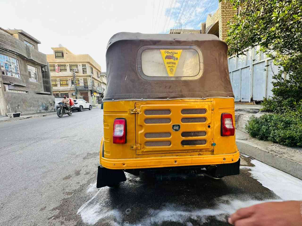 السلام عليكم تكتك موديل 18 شهر12 دخوليه 19 محرك 20 خير من الله مصبوغه عام رش وبيه بدي 20 السعر 4200وبيه مجال حك الجيه العنوان بغداد الشعب ***********
