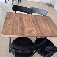 ميز و 4 كراسي عدد 15  السعر 90 و بيه مجال للتواصل 07721891849 بيه واتس...