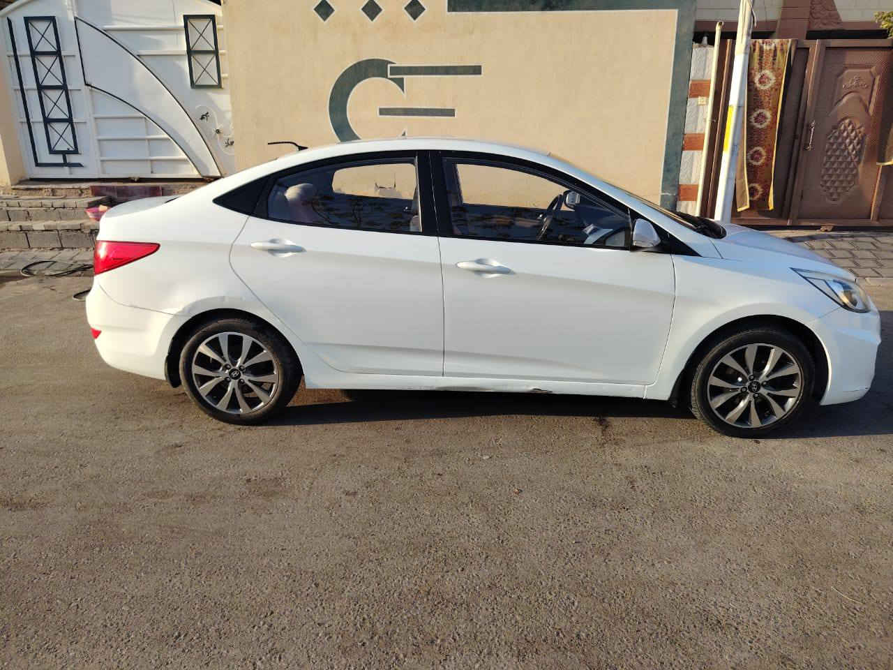 السلام عليكم ورحمه الله وبركاته
اكسنت موديل 2016 للبيع السيارة بلادية على وضع الشركة ماشية 80 الف فقط مكفولة كفالة عامة مكينة گير كشر كلشي بلادي ماعدا طخات بسيطة جداً على وضعهن مبينات بالصور حتى قطرة تكحيل مابيها السيارة مواصفات1-  اشاير بالمري 2- تحكم مري كهرباء 3- شاشة تاب واي فاي 4- ارضية جلد 5- منضومة ABS 
6- ويل كب كروم رياضي 4 . 7- دسك امامي خلفي 
مكينة 1400 كير 6 نمر السونار مرفق بالصور واذا طلع غير السونار اني اخسر السونار 
 ترهم مراوس بأقل  وبيع بسعر 108 وبيها مجال للشراي للاستفسار اكثر الاتصال على *********** موجود واتساب
