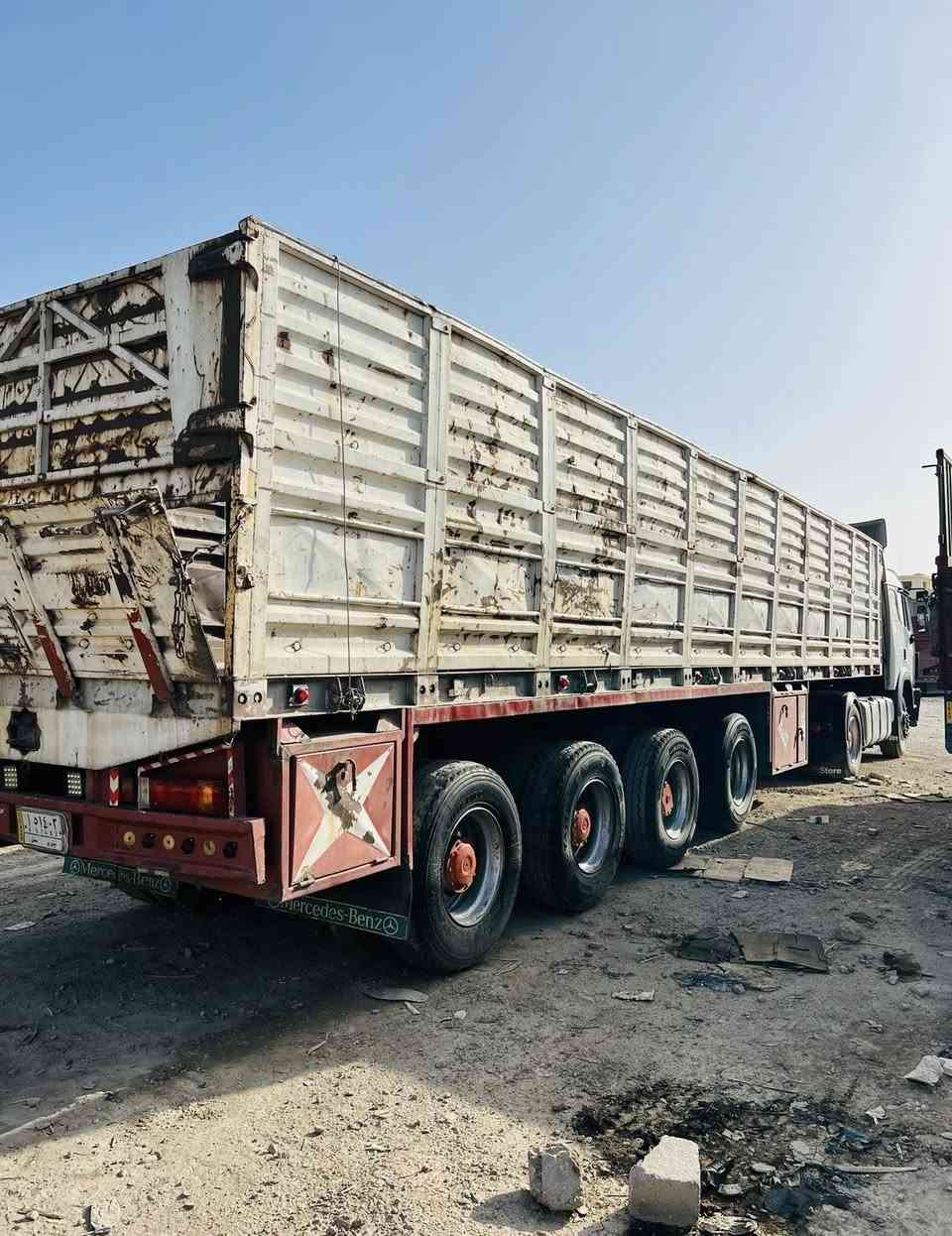 عربانه فصال محلي شاصي 16 حدادي
اربع محاور ٣ برينه والرابع الماني رفاع 
شريط حدادي سبرنكات ابو ٤ 
تخم تايرات وجادر موجود 
جاهزة للعمل مكانها الموصل 
السعر 105 وبيها مجال 
***********
