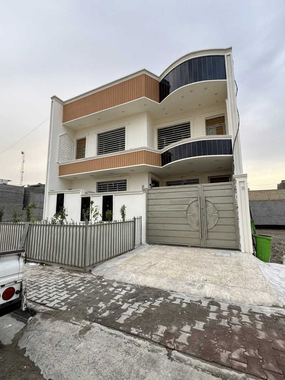 ✨ واجهتك تحكي ذوقك… ونحن نرسم الحكاية ✨
سواء كان بيتك كلاسيكي أو عصري، نقدم لك أجمل تصاميم الواجهات التي تجمع بين الفخامة، المتانة، والجمال.
📐 تصميم هندسي دقيق
🎨 ألوان وخامات راقية
🛠 تنفيذ احترافي بأعلى جودة

📍 الموقع: بغداد – العامرية – شارع البصرة
📞 للاستفسار والحجز***********@***********

💎 واجهاتنا… هوية بيتك الأولى �الروان للواجهات
