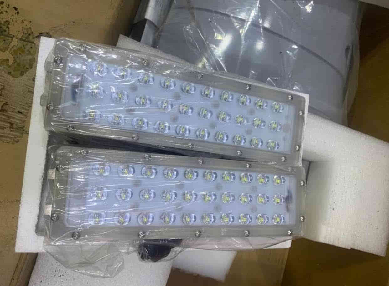 يتوفر مصابيح الشارع جديدة  مواصفات عالية 
مقاومة للحرارة والرطوبة 
نوع الليد المستخدم اوسرام الماني
نوع الدرايفر مينويل الامريكي 
اللون 6000k
القدرة ٨٠ واط فعلي 
مسرب حراري زيتي 
العمر الافتراضي ٥ سنوات او اكثر 
الكيس من النوع الثقيل 
السعر ٧٥ الف كل الكمية ٤٥ قطعة بالصناديق 
للاستفسار الاتصال بالرقم 
***********
