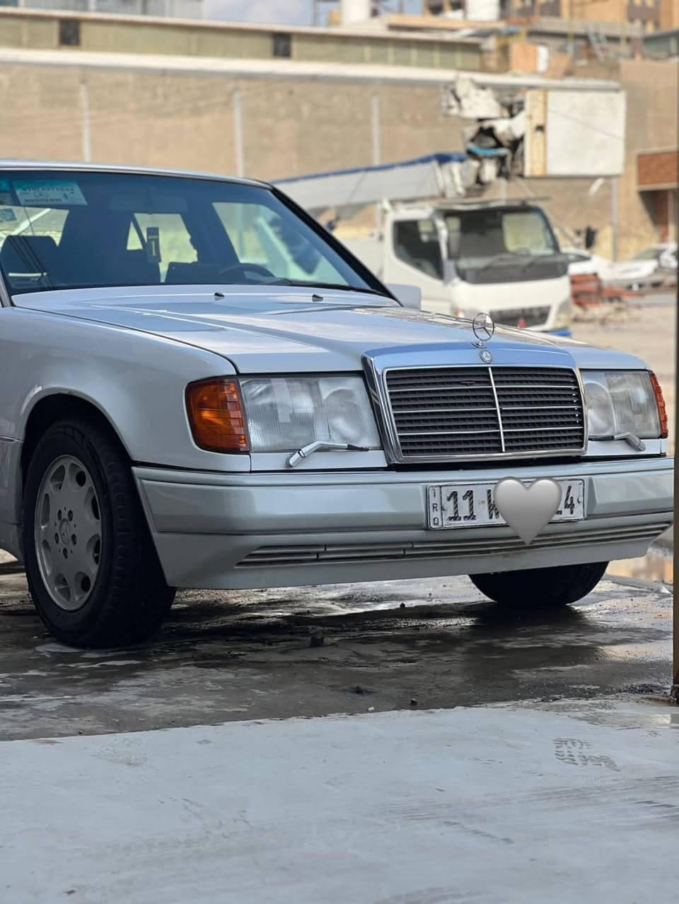 السلام عليكم 
مرسدس دب 300
مكينه بلاديه 
كشنات كهرباء جام كهرباء 
تحكمات مري سلايد شغال 
تبريد تدفئه شغال لايت زنون العالي 
كامله العنوان بغداد الشعب
السعر 75وبي مجال 
***********
