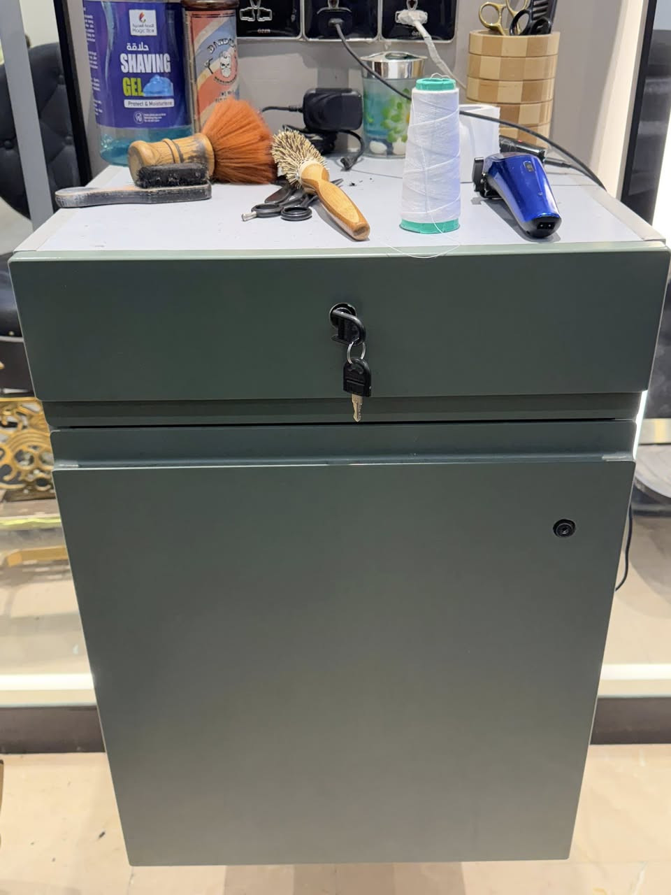 للبيع ٢كراسي ملكيات +كومدي عدد ٢ومرايه المكان بغداد الميكانيك ***********
