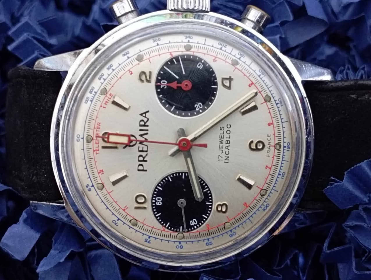 السلام عليكم....
ساعة...premira صناعة فرنسية Panda نوادر انتاج محدد
Chronograph cal: valjoux 7733
عنكبوتية....  نصب تكويك موديل ستينات القرن الماضي نظافة تامة 
القطر 38-39
جميع القطع اساسية... باستثناء السير مستبدل
السعر 400$
للاستفسار ***********
