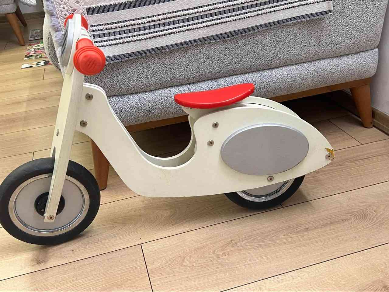 Beautiful, retro-style wooden balance bike (scooter design) in very good condition. Perfect for helping toddlers build balance and coordination before riding real bikes!
 Age: 2 to 5 years old
 Condition: Clean & sturdy (minor cosmetic scratches)
 Price: 30,000 IQD
📩 DM me if interested أربيل, العراق


**إذا كنت صاحب هذا الإعلان وتريد حذفه لأي سبب، رجاءا أرسل رسالة إلى الدعم الفني**