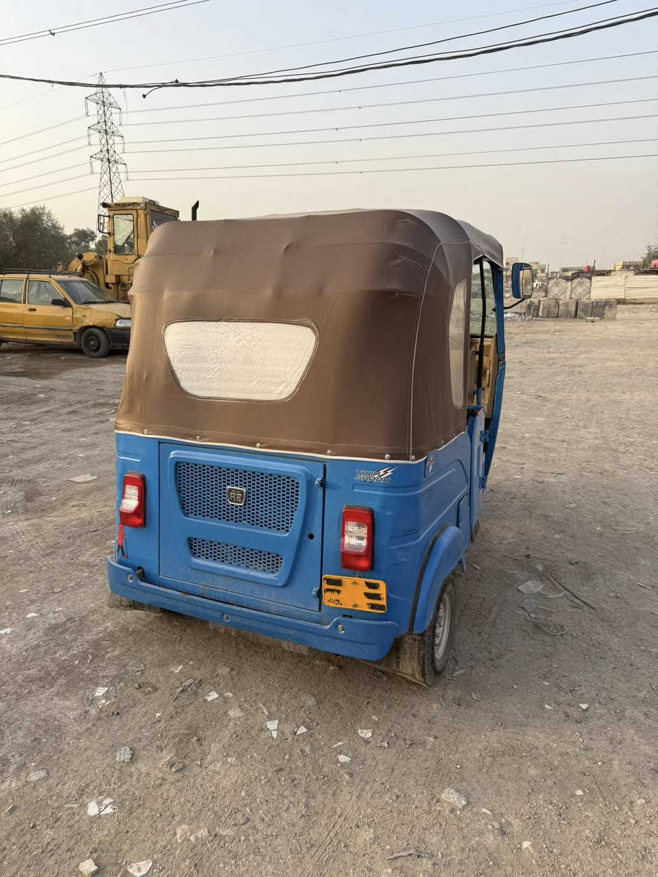 السلام عليكم اخوان تكتك للبيع موديل ٢٠٢٢شهر ١٢ مرقمه وسنويه باسمي. مثل ما موضح بلصوره بيه ضربه خفيفه بلغد  مو تجيني وتكول مضروبه  موضح بلصورره رحمه لوالديكم شوفو الصور زين غير هاي الضربه كلشي مابيه كفاله والمكينه زيرو كفاله عامه المكينه برغي مملعوب بيه شرط تحويل ثاني يوم بعد البيع 

عنواني بغداد الشعله 
رقم ***********
ما متواجد فيس فقط وتساب وعلى الخط متواجد 
السعر ٩.٧٥٠.٠٠٠
