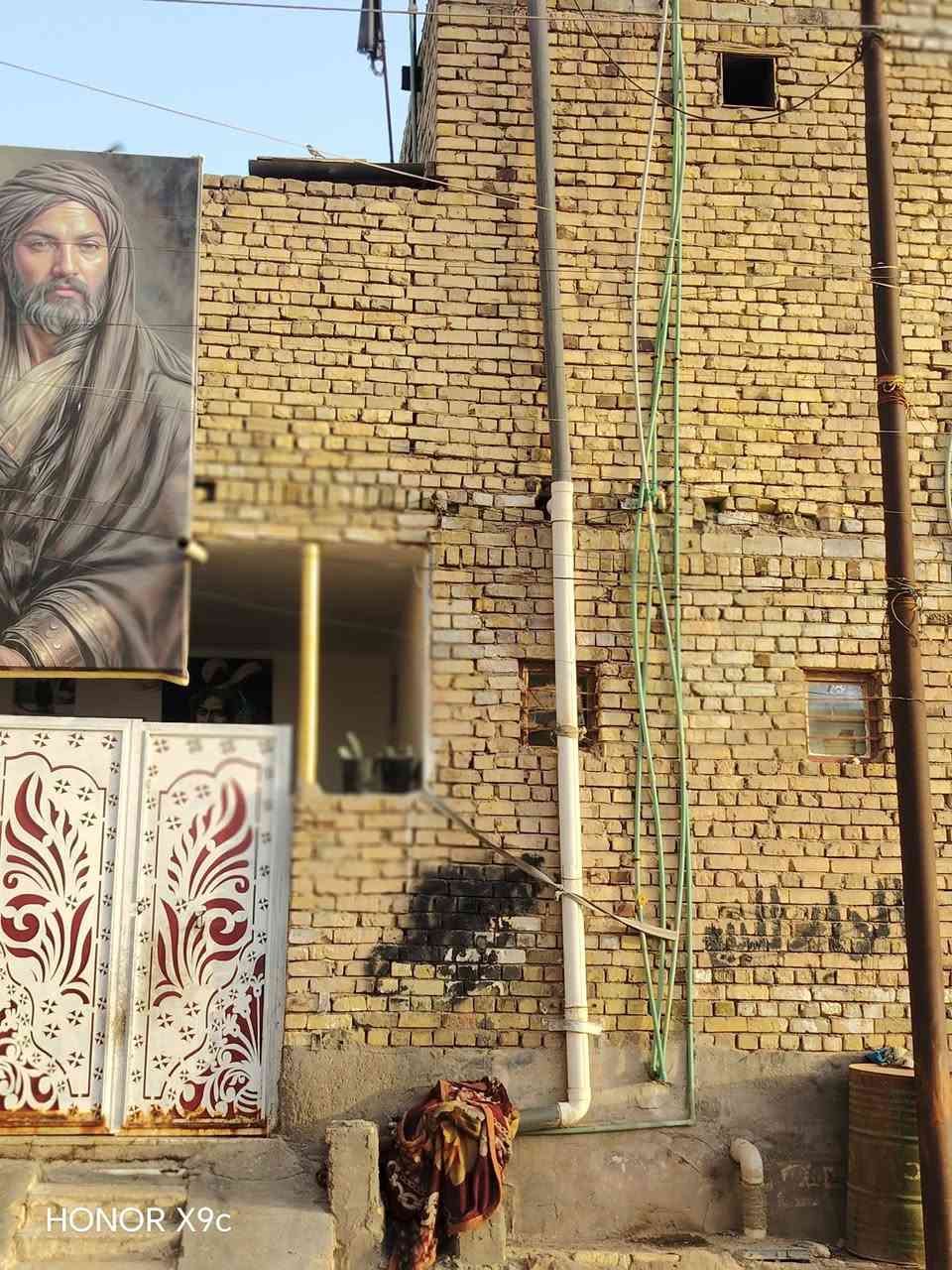 سلام عليكم بيت البيع مساحه100 طابقين بي استقبال وغرفتين وصاله  جوه والفوك بي هم غرفتين وصحيات مكان البيت حي رساله قرب مركزالصحي مال سوك ازبيدوهم سوك زبيدقريب علي السعر خاص ***********
