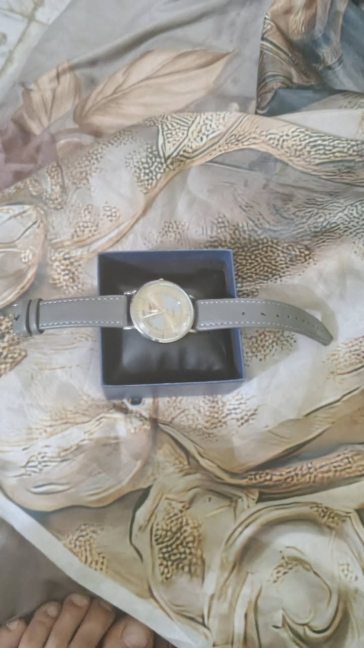 ساعة يد كلاسيكية بتصميم طيران (Pilot Watch) - مستعملة نظيفة

•الموديل: TOPGUN MODEL 13037.

•نوع الحركة: كوارتز (تعمل بالبطارية).

ا•لهيكل (العلبة): ستانلس ستيل فضي لامع ومقاوم للصدمات مع غطاء خلفي مختوم بالكامل بمواصفات الطيران.

•المينا: رمادي كلاسيكي مقسم بلونين، مع أرقام علوية وسفلية واضحة وعقارب ذهبية لسهولة القراءة.

•مقاومة الماء: مقاومة لرذاذ الماء الخفيف والعرق (Water Resistant).

•القطر التقريبي للعلبة بدون التاج هو 40 ملم (وهو المقاس الرجالي القياسي الأكثر طلباً والمناسب لجميع معاصم اليد).

•حالة السوار (الحزام): سوار جلدي باللون الرمادي مع وجود ثقب إضافي تم عمله يدوياً لتناسب المقاسات الأصغر بشكل محكم.

•الملحقات: تأتي مع العلبة الخاصة بها الموضحة في الصور.

•السعر 25 الف ( قفل ).


**إذا كنت صاحب هذا الإعلان وتريد حذفه لأي سبب، رجاءا أرسل رسالة إلى الدعم الفني**