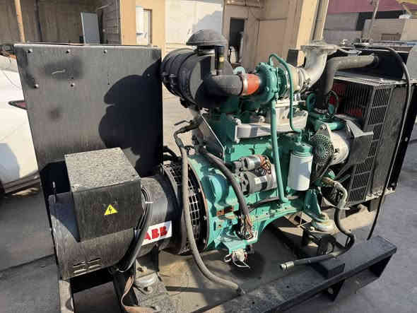 كمنز 4سلندر كيفي 40توليد ايطالي اصلي پمب کهرابی مودیل2014 ساعات27مشتغل زیرو***********. ***********
