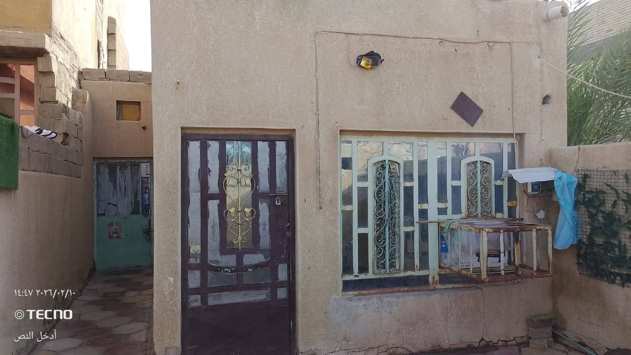 بيت مساحه 100 متر للايجار حي الزهور شارع الجمعيه ***********
