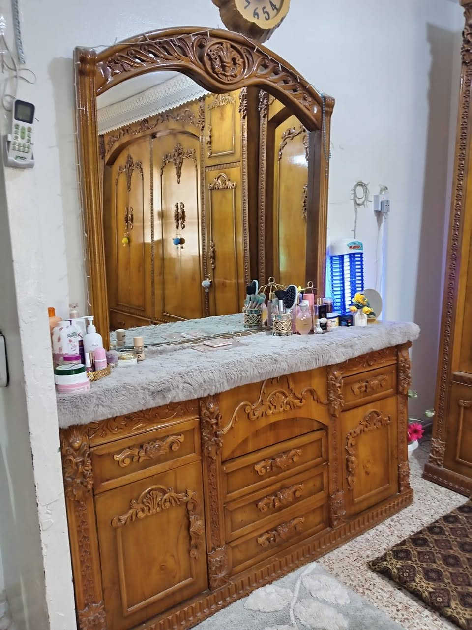 السلام عليكم غرفه اخشاب نضيفه وجديده مابيها اي عيب وبسعر مناسب ***********

