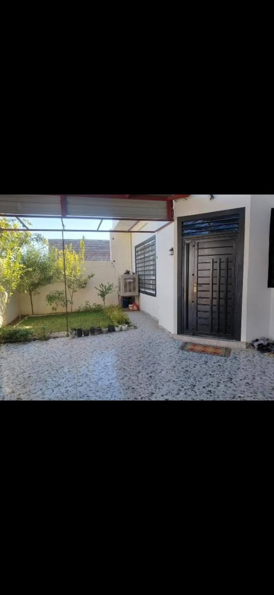 سلام عليكم . بيت زراعي مرقم بلدي 210 متر بيت ركن طبق ونص يحتوي على غرفتين هول استقبال  ومطبخ حار  وبارد كبير وكراج وحديقة السعر 80 مليون بناء درجى أولى 2025 مع كافة الضمانات للتواصل  اتصل على الرقم ***********
