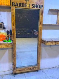 مرايات ٥ قطع • انارة داخلية • كرسي حلاقة نظيف