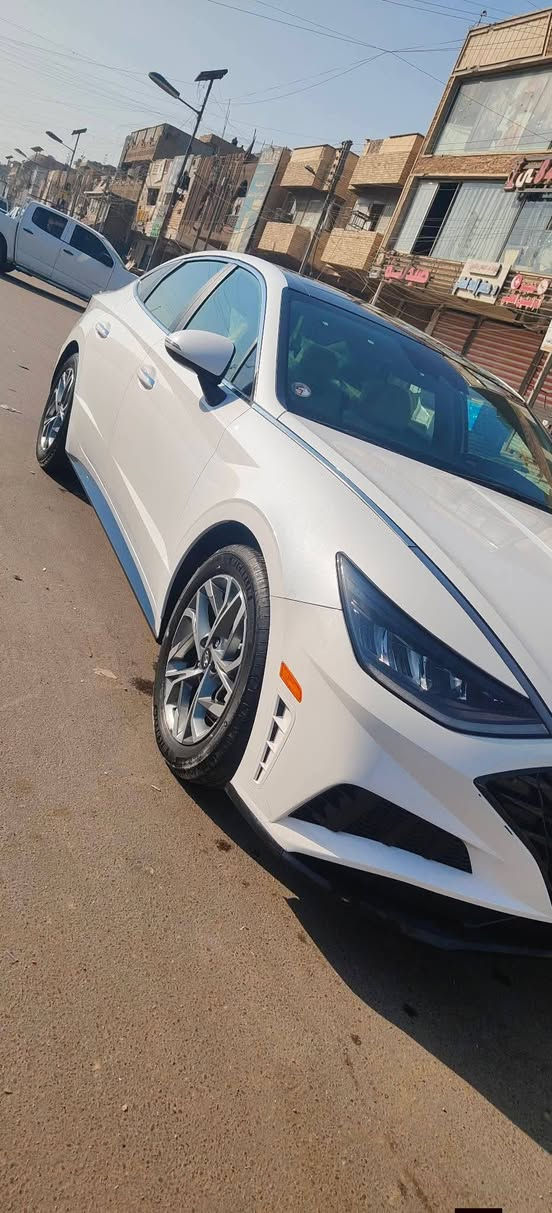 سلام عليكم 
سوناتا مواصفات SEL
بنوراما 
تشغيل عن بعد 
داخل ابيض 
بصمة تشغيل 
شاشة كبيرة 
عدادات ديجيتال 
تبريد شاشة 
تدفئة كشنات 
كرسي كهرباء 
نقط عمياء 
رادرات تحديد المسار 
السيارة جديدة وصور الحادث بلمنشور وجتي من امريكا بيها البابتين نفس الصفحة كلير 
السيارة بدون بارد بدون شخوط
والسيارة مشت بلعراق بس 2000 كيلو 
موديل 2023 
بسمي سنوية  😅
*********** بغداد, العراق
