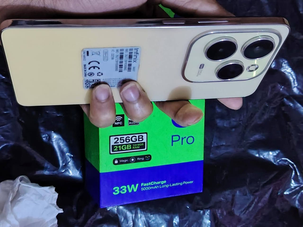 سلام عليكم جهاز إنفينيكس هوت 40 برو (Infinix Hot 40 Pro) بشاشة IPS LCD بحجم 6.78 بوصة ودقة FHD+ بمعدل تحديث 120 هرتز، ومعالج MediaTek Helio G99 القوي للألعاب. يأتي الهاتف بذاكرة تخزين 256 جيجابايت ورام 8 جيجابايت، كاميرا رئيسية بدقة 108 ميجابكسل، وبطارية 5000 مللي أمبير مع شحن سريع 33 واط.
جهاز نضيف كلش ومامفتوح ابد العنوان ديوانية السعر خاص


**إذا كنت صاحب هذا الإعلان وتريد حذفه لأي سبب، رجاءا أرسل رسالة إلى الدعم الفني**