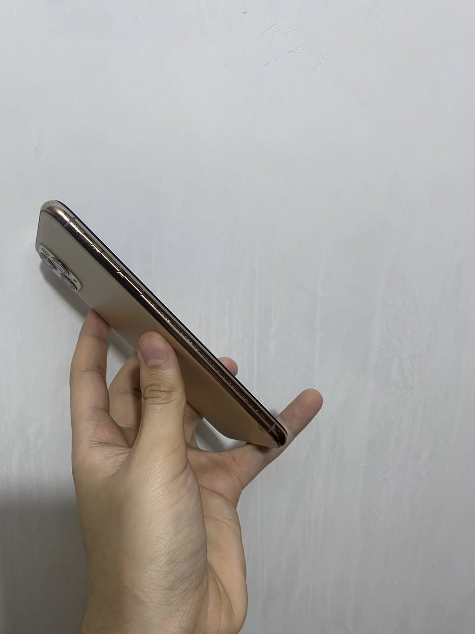 أيفون 11 برو ماكس ذهبي 
ذاكره 256 
النموذج M
البطارية 100 مبدل 
شاصي كلش نظيف كامرات اي خلل مابي كله شغال 
مبدل شاشة فقط اصلية كلش حلوه 
السعر ٢٨٥ وبي مجال 
عنواني بغداد مدينة الصدر ***********
