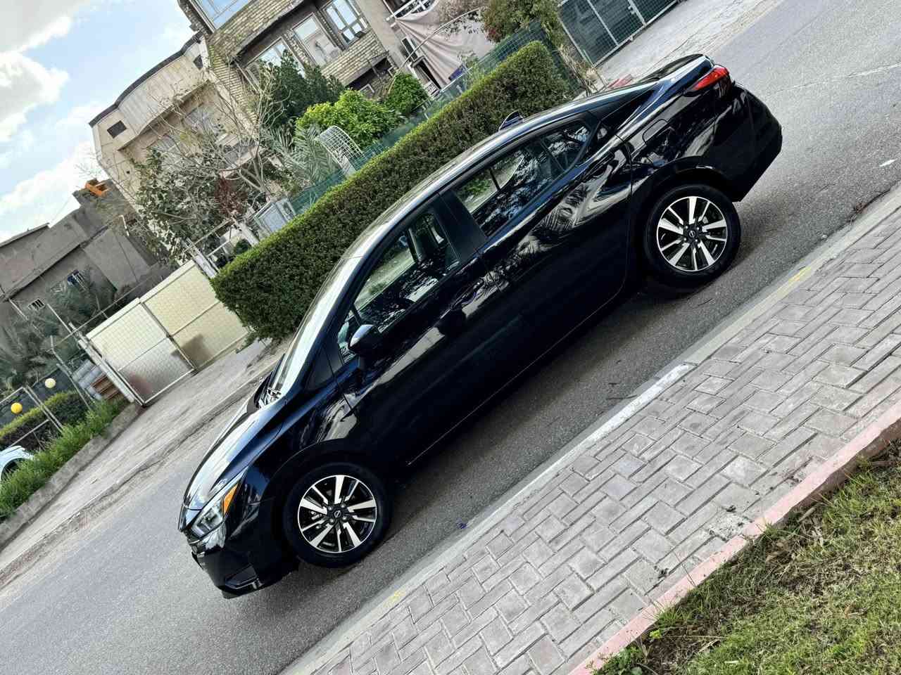 السلام عليكم للبيع نيسان فيرسا 2025 SV
***********

🔥مكفولة بدون صبغ بدون بارد كلين تايتل حتى الدعاميه بلادية بدون صبغ 🔥

ماشيه 29 الف كيلو 

مكينة .1.600 استهلاك وقود منخفض جداً 

المواصفات 

بصمة تشغيل 

Apple carplay + android auto 

لايت ليد زينون 

رادار جانبي 

رادار خروج عن المسار او نظام المحافظة على المسار 

رادار امامي 

رادار خلفي 

نقطة عمياء

حساسات خلفية + اصطفاف 

مثبت سرعة 

بلوتوث + USB 

نظام ABS + مانع انزلاق + ثبات الكتروني 

نظام تحذير من الاصطدام الامامي 

شاشة كبيرة 

كامرة خلفية دوارة 

اشارة ترحيب 

شحن وايرليس

حاكية اتصال 

داخل لونين 

تحكمات استيرن 

دشبول مطعم بجلد ازرق 

وبعد بيها هواي مواصفات ما ذكرتهن السيارة جديدة حلوه واحلى من الصور 

مكان السيارة بغداد
