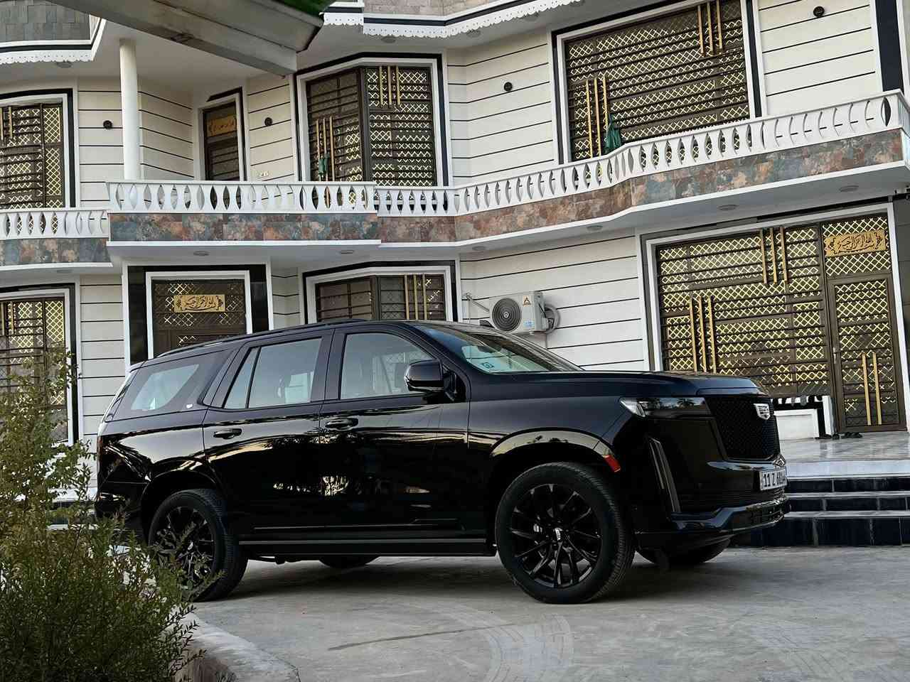 كاديلاك اسكاليد اسبيرسو موديل 2022 خليجي وكالة المنصور
كفالة عامة من تبديل من صبغ وتبديل وبارد وشخط ورصعه 
عداد المسافة :40 الف كيلو

المواصفات :
مساج
٣٦سماعه
ابواب شفط 
نقطة عمياء 
مري اوتو دم 
صندوق شفط 
جكات 
نظام دفع رابع و خلفي 
شاشه كبيرة 
كامرة 4k
دمام صندوق
تشغيل عن بعد 
كاميرات 6
فورويل
كشن رجاج ‎ 
دوسات كهرباء
داتا شو 
بانوراما 
داخل جوزي المرغوب 
جنطة ذكية جلاق 
رادار جانبي و امامي 
رادار تحديد مسار 
مسنات خلفية تدفئة 
كشن Vib منفصل 
مري شفط 
اشاير بلمري 
ويل 22
ذاكر ميموري خزن 
مسنات جلد 
إنارة محيطية 
لدات 
اشاير ترحيب 
حزام ذكي 
كاميرا وسطية 
هاند بريك دكمة 
نظام سحب القطر 
مايك بجميع المقاعد 
نظام تجاوب مع السائق 
حاملات اكواب 
ثلاجة وسطية
السيارة معروضه 725$وبيها مجال بسيط الشراي يتصل وعيوني اله
***********
