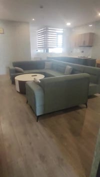 شقة للايجار واحد غرفة و سالة مؤثث كهرباء و الماء انترنيت خدمات بلاش لت...