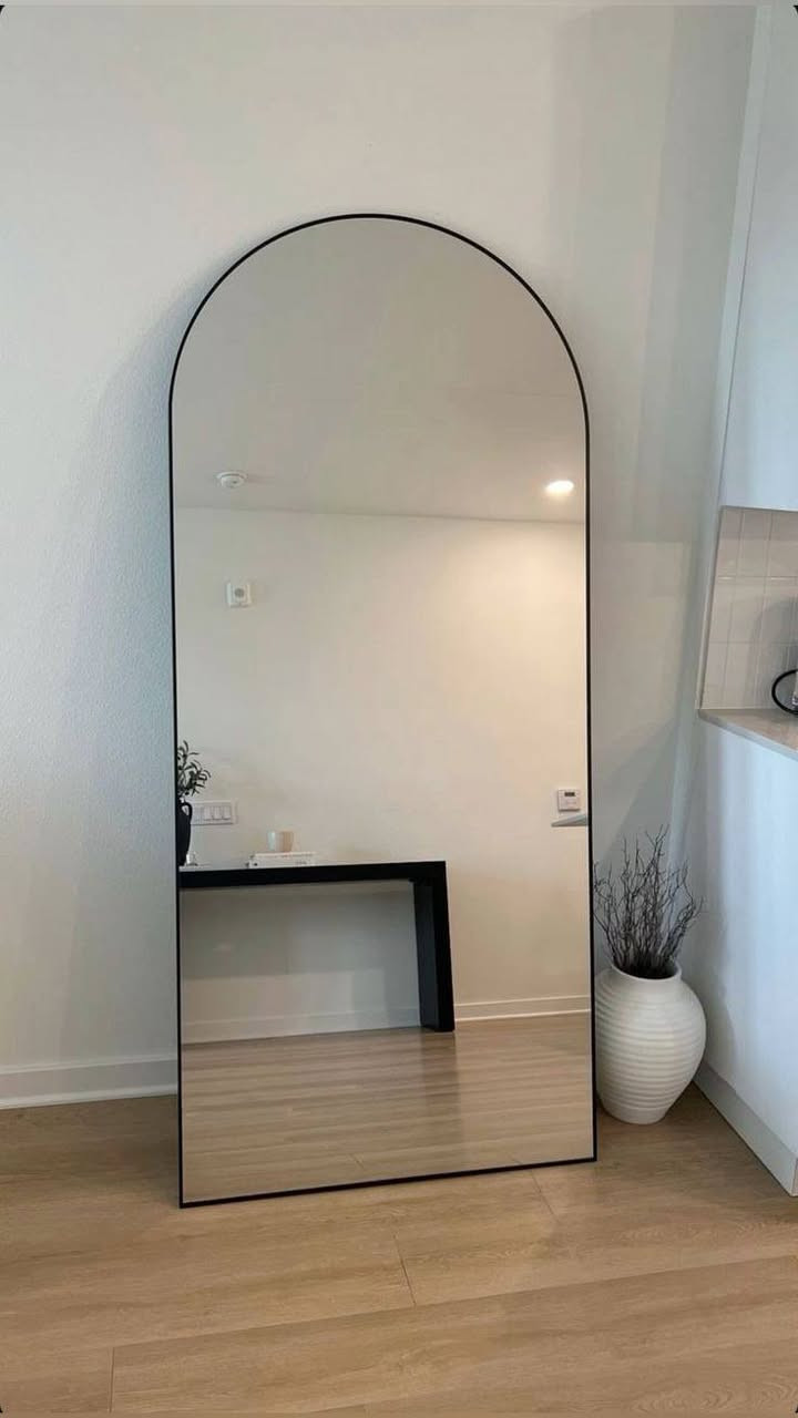 مرايا حجم جدا كبير ايطار ذهبي يصير تتعلك ويصير ستاند للبيع للحجز مراسله واتساب ***********
