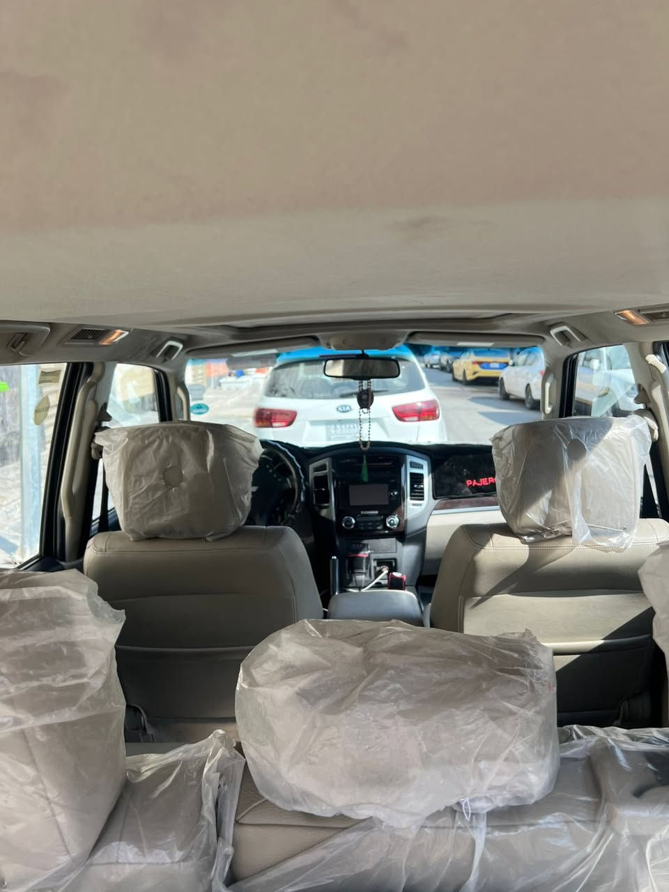 السلام عليكم للبيع باجيرو حبتور راس الارنب العلامه الذهبيه خليجيه السياره لون ابيض صدفي مديل 2019السياره جديده بمعنه الكلمه ماشيه46الف رقم اربيل مكفوله من الصبغ والضربه والبارد مواصفات السياره حساس خلفي حساس اطارات كامره خلفيه كشنات جلد سبعه راكب الامامي كهرباء دمام نضام دفلوك مري شفط شرط الاسبير منازل تبريد تدفئه ثلاث قطع وبيه ثلاجه جانبيه فتحه سقف محرك 3800السعر 252وبيه مجال للشراي مكاني بغداد للستفسار رقم***********غير متواجد فيس فقط واتساب
