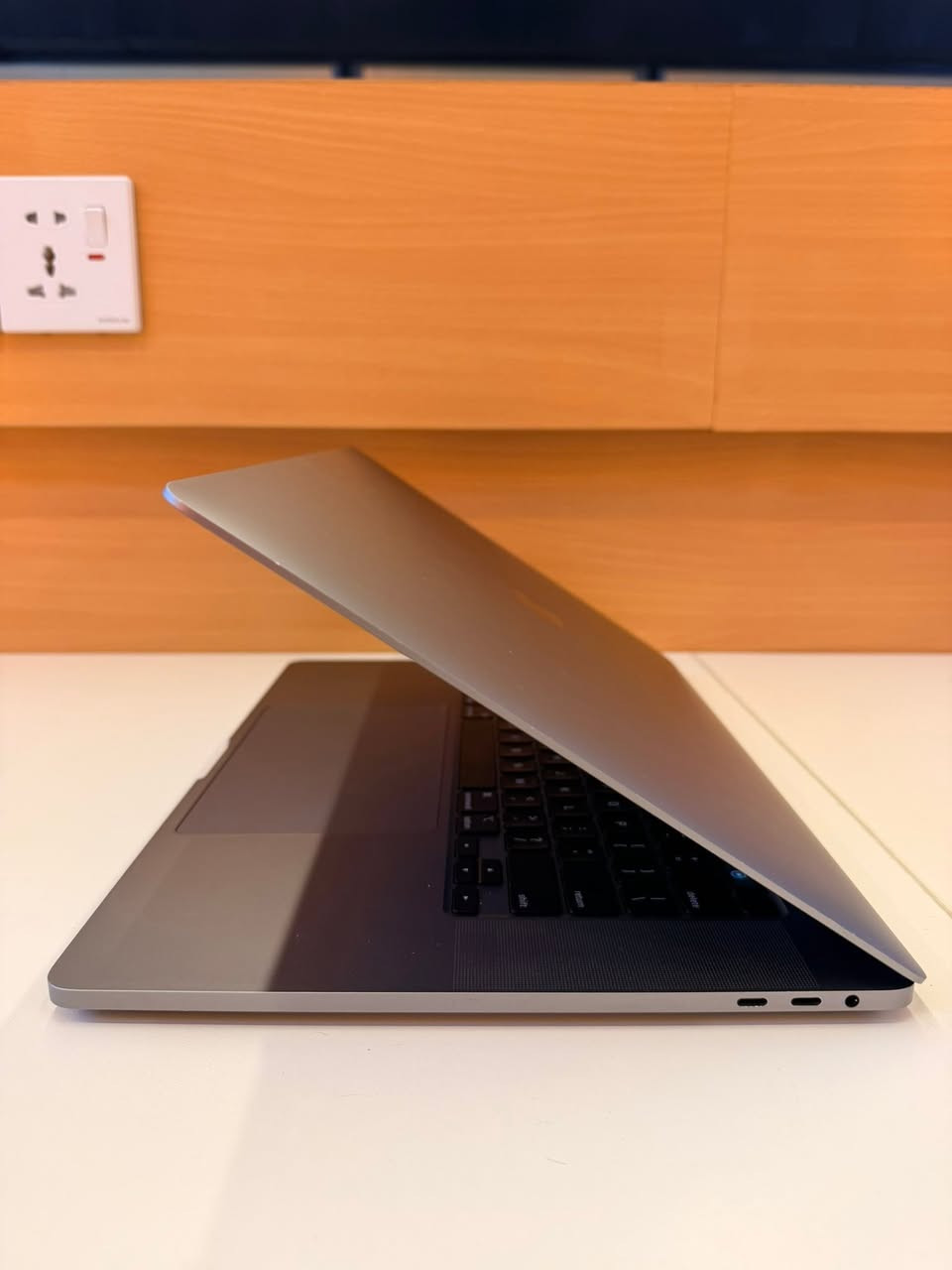 السلام عليكم ورحمة الله وبركاته
MacBook Pro 16-inch (2019) 

مواصفات 
• Intel Core i7 6-Core Processor @ 2.6GHz
• 16GB 2666MHz DDR4 RAM
• 512GB High-Speed SSD
• AMD Radeon Pro 5300M 4GB Dedicated Graphics
• 16-inch Retina Display
• Battery Cycle Count: 540

الحالة
الجهاز بحالة ممتازة جداً ونظيف للغاية، كامل مكمل من جميع النواحي، خالٍ من أي عطل أو ملاحظة، ولم يتم فتحه أو إدخاله للصيانة سابقاً. جاهز للاستخدام مباشرة

للطلب والاستفسار يرجى مراسلتنا


**إذا كنت صاحب هذا الإعلان وتريد حذفه لأي سبب، رجاءا أرسل رسالة إلى الدعم الفني**