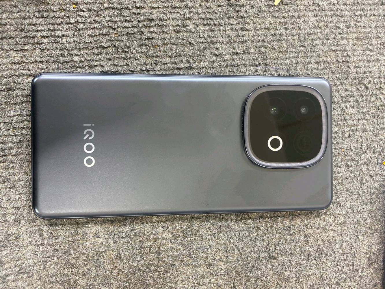 ​📱 للبيع: iQOO Z10 Turbo Pro
​يعتبر هذا الهاتف الخيار المثالي لعشاق الألعاب (Gamers) والمستخدمين الذين يبحثون عن أداء قوي وشحن فائق السرعة.
​🚀 الأداء والمعالج
​المعالج: Qualcomm Snapdragon 8s Gen 4 (بمعمارية 4 نانومتر)، يقدم أداءً يقترب من الهواتف الرائدة.
​شريحة الألعاب: مزود برقاقة Q1 المستقلة لتعزيز معدل الإطارات في الألعاب الثقيلة.
​الذاكرة (RAM): متوفر بخيارات 12 أو 16 جيجابايت (LPDDR5X).
​التخزين: 256 أو 512 جيجابايت (UFS 4.1) فائق السرعة.
​📺 الشاشة (تجربة بصرية مذهلة)
​النوع: AMOLED بحجم 6.78 إنش.
​معدل التحديث: 144Hz لسلاسة فائقة في التصفح والألعاب.
​السطوع: يصل إلى 4400 شمعة (Peak Brightness) لرؤية واضحة جداً تحت الشمس.
​الدقة: 1.5K (1260 × 2800 بكسل).
​🔋 البطارية والشحن
​البطارية: ضخمة بسعة 7000 مللي أمبير (من نوع السيليكون كربون المتطور لجسم نحيف وسعة أكبر).
​سرعة الشحن: 120W، يشحن من 0 إلى 100% في حوالي 33 دقيقة فقط!
​📸 الكاميرا والتصميم
​الكاميرا الخلفية: مزدوجة، الأساسية بدقة 50 ميجابكسل بمستشعر Sony LYT-600 مع مثبت بصري OIS.
​الكاميرا الواسعة: 8 ميجابكسل Ultra-wide.
​كاميرا السيلفي: 16 ميجابكسل.
​التصميم: نحيف (8.1 ملم) رغم حجم البطارية، مع مقاومة للغبار والماء بمعيار IP65.
​✅ مميزات إضافية للمشتري:
​يدعم شبكات الـ 5G.
​نظام تشغيل Android 15 مع واجهة OriginOS 5.
​مكبرات صوت ستيريو مزدوجة لتجربة صوتية محيطية.
​بصمة إصبع مدمجة تحت الشاشة (سريعة جداً) مكاني بغداد باب المعضم يم سيطرة الفضل
شنو موديل الجهاز بالتحديد؟: 
iqoo z10 turbo pro
وين موقعك للبيع؟: 
بغداد باب المعظم 
شنو سعة التخزين الداخلية للجهاز؟: 
256
هل الهاتف بيه ضمان؟: 
لا
هل الجهاز يجي مع إكسسوارات، مثل الشاحن أو سماعات الأذن؟: 
شاحن فقط