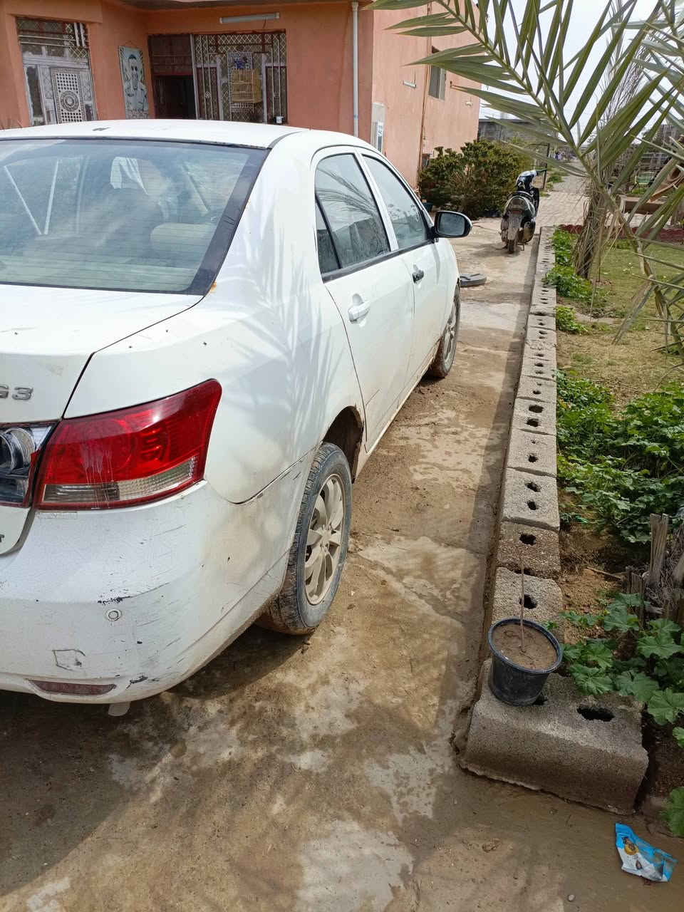 بيوايدي موديل 2013 السياره حلوه وغرفتها جديده عل لبلاد السياره مطلوبه لمصرف لاكن السيارة  مسددة بل كامل 
الكير بي كنترول عطلان بس البك ميجي فقد السعر 22
العنوان بغداد حي اور الرقم ***********
