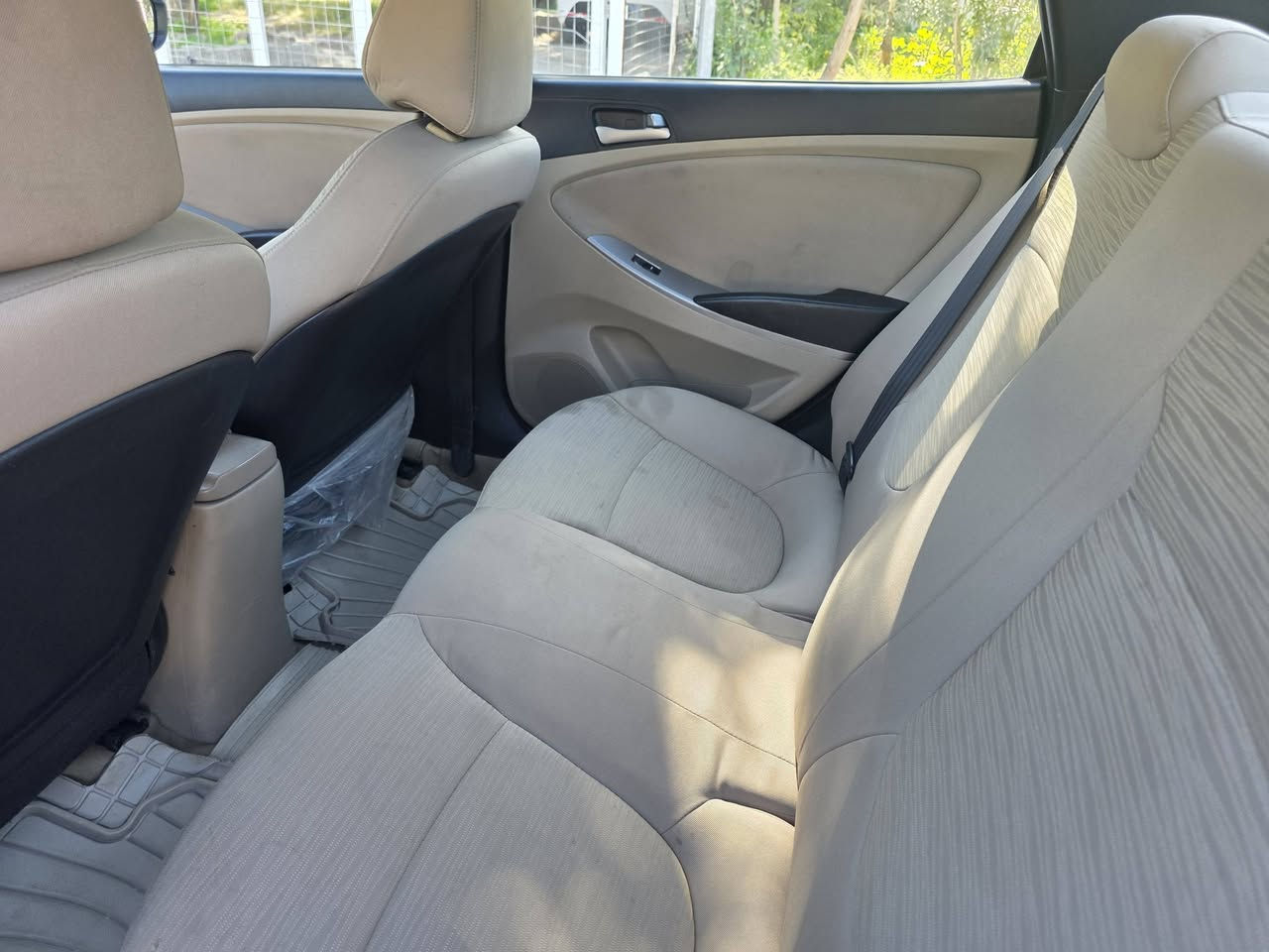 السلام عليكم اكسنت 2015 مكفوله من الصبغ حتى الدعاميات ممصبوغه بس بيه بارد بلجاملغ الخلفي الهلال فقط والباب ربعه بارد السياره فوول مواصفات فتحه سقف كامره تحكمات لد امامي ويل كاب اشاير بلمري السياره ماشيه 92 حقيقي مكينه كير تبريد كله جديد تخم تاير جديد تحويل مباشر السعر 118 مكانه بغداد المواصلات ***********
