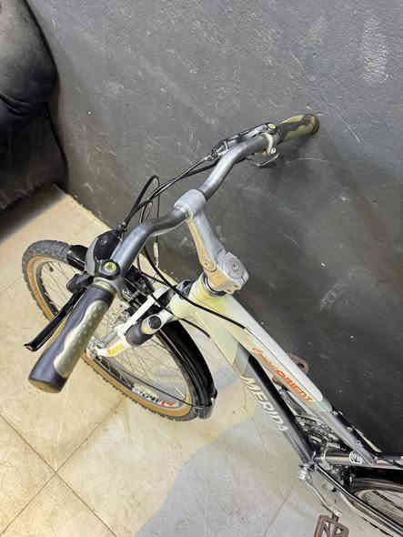 السلام عليكم خواتي عندي هذي ماركة (MERIDA)  غني عن التعريف حجم 26 جبلي قياس M فاصله الترحال بس جبلي دبل امامي معدنه المنيوم نظافة 95 سستم شيمانو التوس 3/7 رقبه متحركة سعره 230 الف وبي مجال *********** وتساب وخاص مفتوحين عنواني موصل معرض الفهد للدراجات تتوفر خدمة توصيل لجميع محافظات العراق وتحياتي
