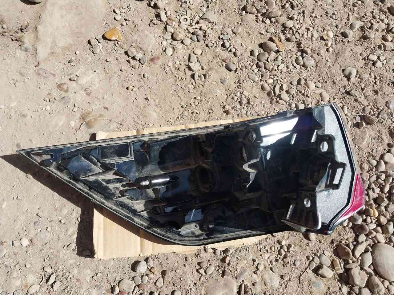 للببع...  بك لايت راف 4 جهة السايق فقط اصلي حاوية .
العنوان :- بغداد-الحي الصناعي في باب الشيخ .  
هاتف :- ((***********))
