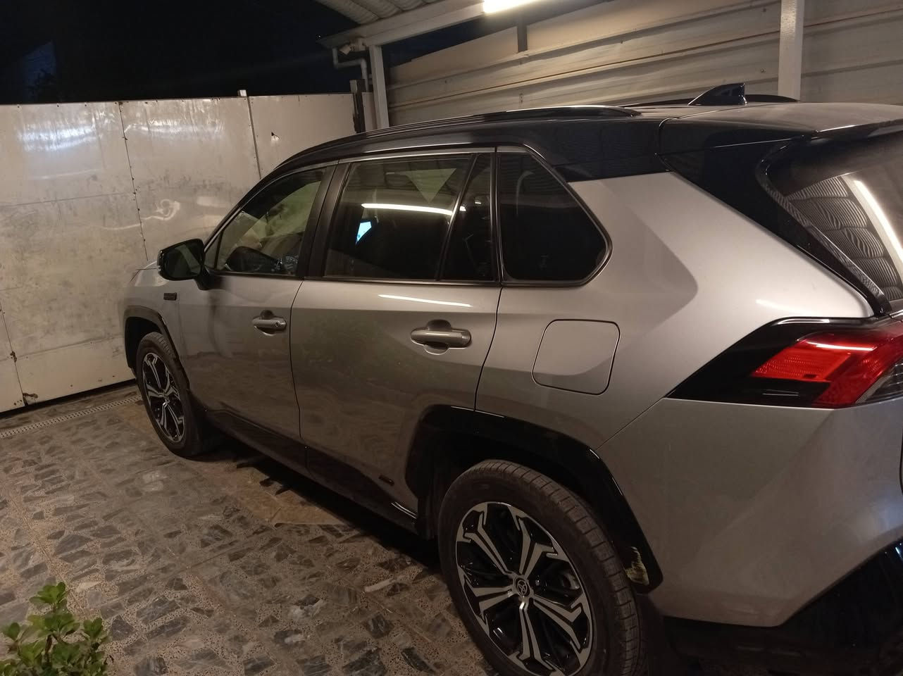 السلام عليكم ورحمة الله
راف فور 2022 بلك-ان برايم توكلار 

والمواصفات 📜
بلك-ان برايم توكلار فول للخير 

1:فتحة سقف(سلايد روف)  Slide roof 
2:تبريد قطعتين  🥶  cold cooling 
3:تحكم ستيرن  Stern control 
4:مثبت سرعة  Cruz 
5:جام اوتو  Automatic 
6:شاشة بلادية  📺  big screen 
7:اشاير بل مري (هايلوجي)  Hyology 
8:سبير شركة منازل 
9:كشنات جلد +تحكم كهرباء  leather seats 
10:السيارة 4×4 فور ويل  4WD 
11:تبريد مناخ منفصل   separate climate 
12:منافذ شحن Usp +شحن لاسلكي  charger port 
12: لايت زينون بلادي عالي ناصي  LED lighting 
13:بصمة ابواب فتح وقفل  electronic door key 
13:زراك الايت بلادي
14: 5راكب بلادي
15:بصمة تشغيل
16:جنطة كهرباء فتح وغلق 
17:رادار جانبية  
~~~~~~~~~~~~~~~~~~~~~~~~~~
ماشية : 57ميل حقيقي شرط الفحص
السيارة محرك صدر كلة جديد ومكفول شرط الفحص 
ودهن وفلتر بانزين فلتر تبريد فلتر دهن كلة بل وكالة 
وشرط الفحص 
والسيارة بيها سونار كامل 
وصور الحادث والسونار كلة موجود منشورات 
~~~~~~~~~~~~~~~~~~~~~~~~~
رقم بغداد بسمي شخصيا وشرط التحويل 
السيارة ربع متصرف عليها جدا حلوة ونظيفة
~~~~~~~~~~~~~~~~~~~~~~~~~
السعر (288) وبيها مجال لشراي 
----------------------------- 
العنوان: بغداد (شهداء البياع) 
~~~~~~~~~~~~~~~~~~~~~~~~~~
للستفسار على الرقم التالي ⬇️⬇️📞📱
(***********)
(***********)
