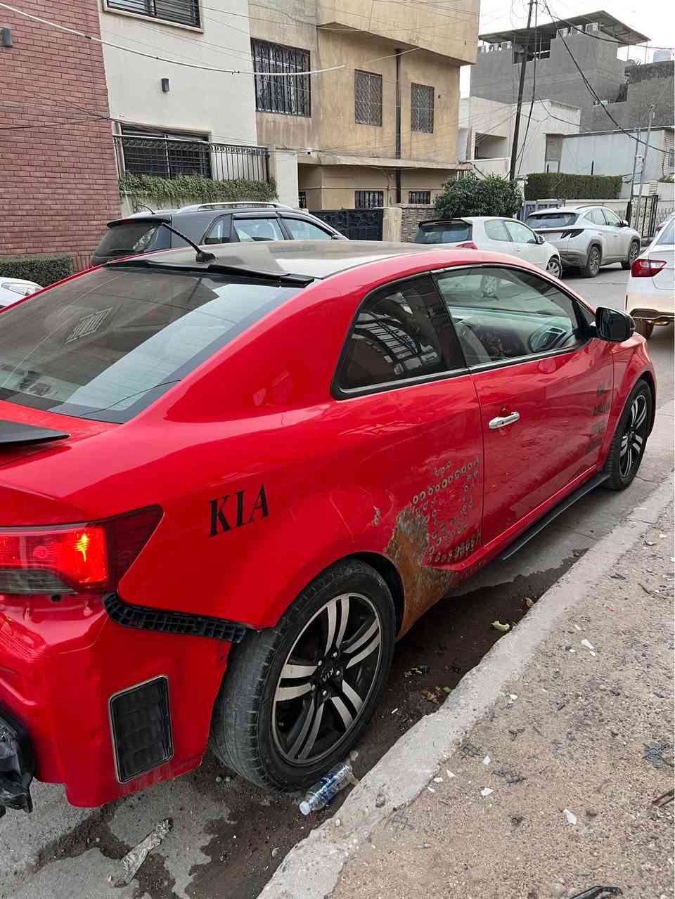 بسم الله 
كيا سيراتو خليجي 2012 كوبيه (تك باب) 
محرك 2000 دوش
فول اوبشن 
فتحه ، داش كام ، كامره خلفيه ، شاشه ، اشاير مري ، تحكم ستيرن ،شفتات ، بصمه ابواب ، بصمة تشغيل 
جاملغ امامي عكس السايق / جاملغ خلفي خلف السايق 
وبالجديد صار بيها هذا الحادث يمي مثل ما موضح بالصوره مصلحه بس بعدني ماصابغها
بدون لا لغد لا شواصي 
80$ وبيها مجال 
مكان السياره بغداد نفق الشرطه
 ‭0790 234 2755‬ واتس او اتصال بغداد, العراق
