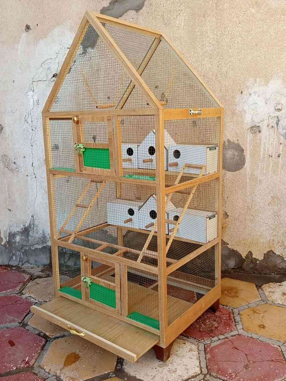 لبيع قفص خشبي غير مستعمل عمل نجار جديده قياساته الارتفاع 1.80 العرض 85cm النزال 65cm يحتوي على بيوت عدد 6 ومراجيح عدد 2 درج عدد 2 وعلى مجرى للتنظيف جراره القفص احله من صور كامل من كل شي يحتاج فقط إلى طيور حسب الرغبه سعر 75الف وبيه مجال ناصرية حي اور خلف جامع الحسن *********** يوجد واتساب
