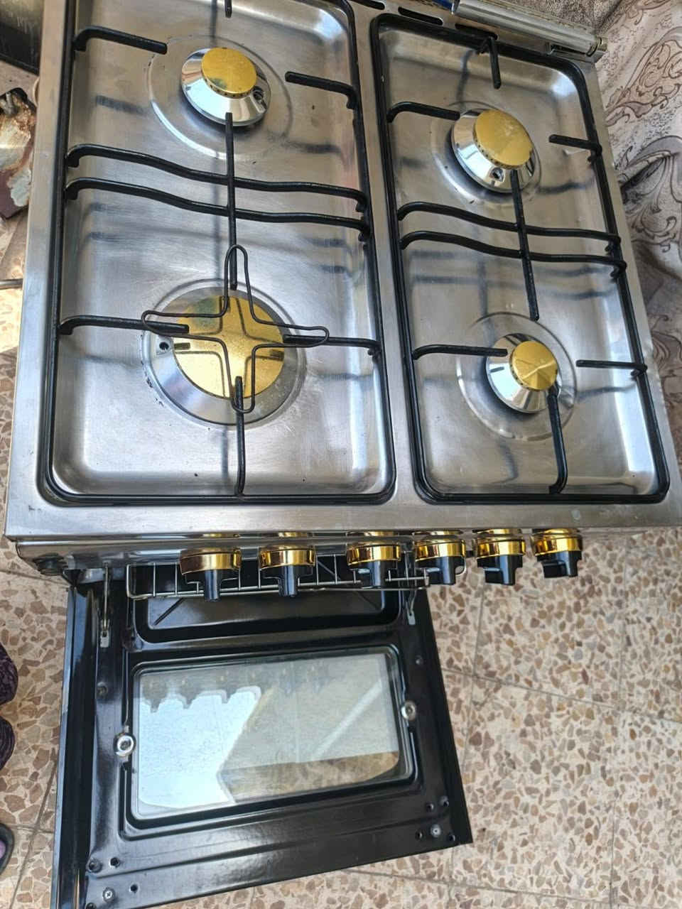 طباخ فريش مصري استيل اربع عيون افران منفصله وشوايه وكلوب كله شغال تاخذون على الفحص للبيع او مراوس الاستفسار خاص او رقم *********** يوجد توصيل مناطق بغداد فقط
