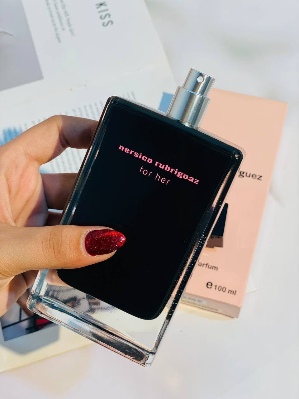 عطر نارسيسو رودريغيز فور هير (Narciso Rodriguez for Her) بتركيز Eau de Parfum هو تجسيد حقيقي للأناقة الغامضة والأنوثة الطاغية ✨. ينتمي هذا العطر الأيقوني إلى عائلة العطور الزهرية، الخشبية، والمسكية، ليمنحكِ حضوراً ساحراً لا يُنسى 💖.
إليكِ رحلة هذا العطر الساحر ونوتاته العطرية:
🌸 الهرم العطري والـمكونات
 المقدمة (إفتتاحية العطر): ✨
تبدأ الرحلة بنسمات رقيقة ومخملية تجمع بين نعومة الورد وجاذبية لب الخوخ اللذيذ، لتعطيكِ إحساساً فورياً بالانتعاش والنعومة.
 القلب (جوهر العطر): 🧲
ينبض قلب العطر بـ المسك الفاخر الذي تشتهر به علامة نارسيسو، ممتزجاً بلمسات دافئة من العنبر الناعم، وهو السر وراء جاذبية العطر التي تخطف الأنفاس.
 القاعدة (ثبات العطر): 🪵
تستقر الرائحة على قاعدة غنية ودافئة من خشب الصندل وعمق الباتشولي، مما يمنح العطر ثباتاً ممتازاً وعمقاً يفيض بالدفء والغموض.


**إذا كنت صاحب هذا الإعلان وتريد حذفه لأي سبب، رجاءا أرسل رسالة إلى الدعم الفني**