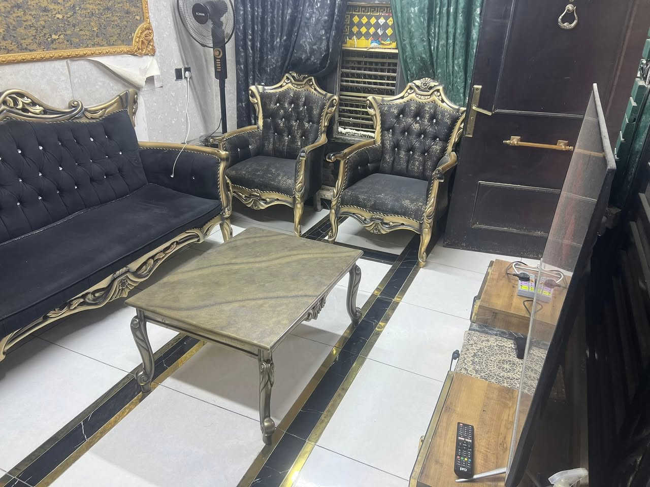 سلام عليكم دار للبيع زراعي  90 متر المساحه ركن في منطقة البنوك قرب المشاتل نظيف للاستفسار رقم الهاتف ***********
