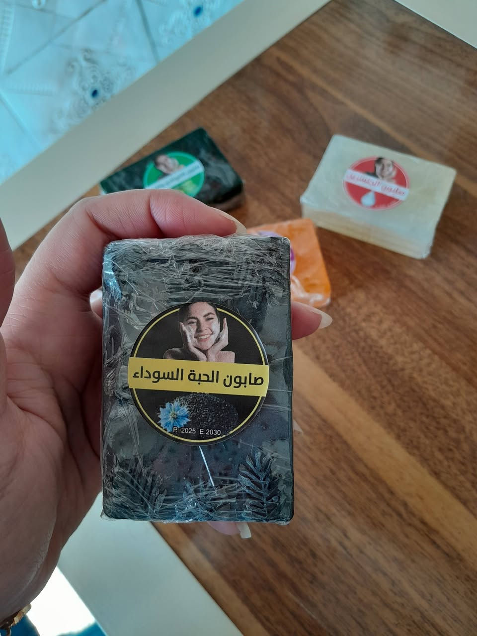 مجموعةمن الصابون الغنيه بالفيتامينات والكولاجين للبشره 
صابونة الكولاجين / تنضيف عميق ولطيف للبشره وتقلل التجاعيد 
صابونة الفحم /تنضيف عميق للبشره وتعالج حب الشباب وتقشير البشره وتنعيمها وتفتيح وتوحيد لون البشره 
وتستخدم مرطب بعدها لان تسبب جفاف للبشره الجافه والحساسه  بما ان صابونة الفحم تمتص الزيوت بكفاءه عاليه

صابونة زبدة الشيا/ تنضيف لطيف وترطيب عميق ومناسبه بشكل خاص للبشره الجافه والحساسه 
صابونة الحبه السوداء/علاج حب الشباب والبثور  وتفتيح البشره وتوحيد لونها 

صابونة لبان الذكر / تنضيف البشره بعمق وتفتيح البقع الداكنه  وتحفيز الكولاجين لشد البشره ومحاربة التجاعيد 

صابونة الجلسرين /مناسبه لجميع انواع البشره لطيفه ع البشره وعلاج التهابات  وتنظيف معتدل ونظاره للبشره

صابونة  الافوكادو والصبار/ ترطيب عميق ولطيف للبشره  تغذية البشره وتجديد الخلايا مكافحة الشيخوخة  وتوحيد لون البشره 

العنوان بابل  الحصوه مقابل الجسر قرب شارع الباويه
***********
***********
